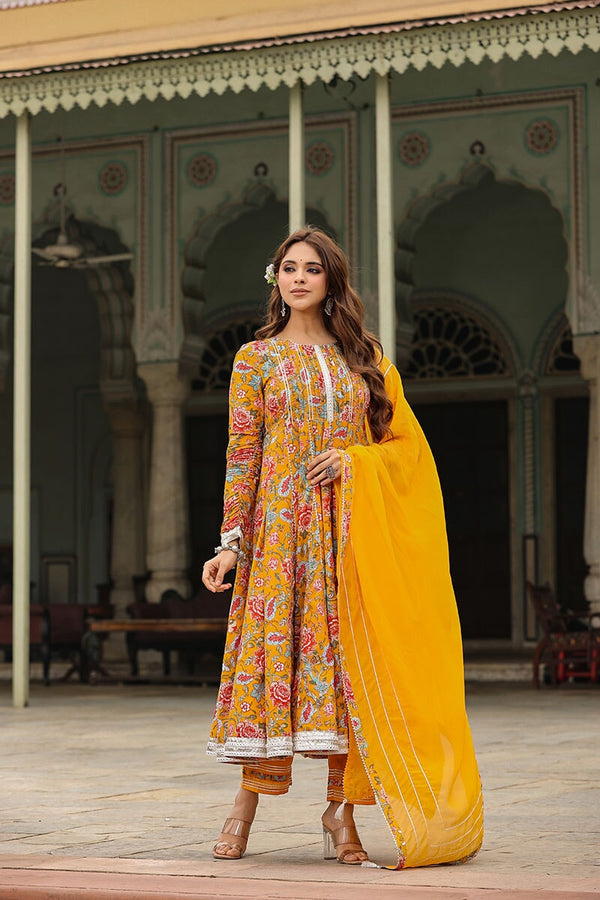 Inaya Gelbes Anarkali-Anzugset mit Blumendruck, Hose und Dupatta