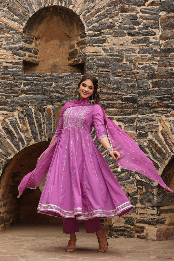 Shehzadi Lavendel Anarkali Gota Lace Kurta mit Hose und Dupatta