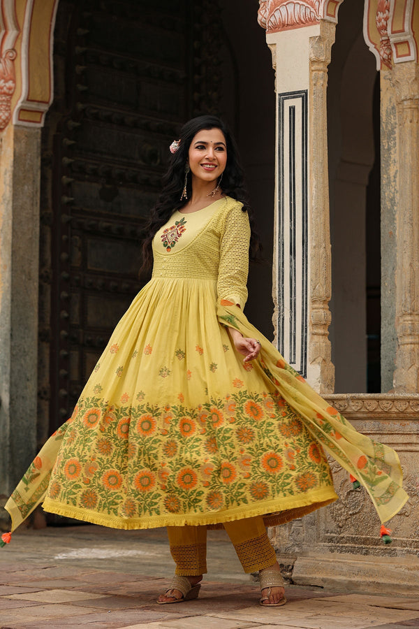 Agni Yellow Ombre Block Printed ausgestellte lange Kurta mit Hose und Dupatta