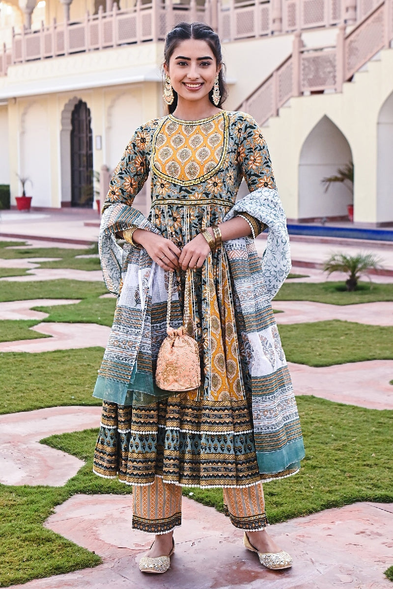 Surajmukhi Bedruckter, gelb-grüner, bestickter, ausgestellter Kurta mit Hose und Dupatta